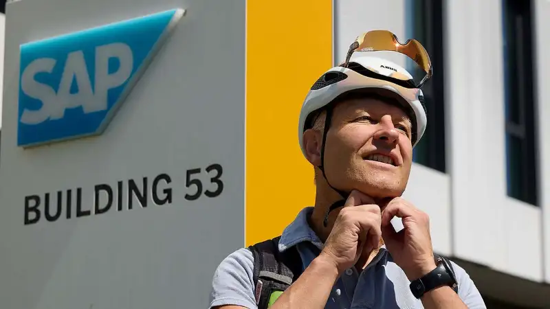 Porträt Frank Erles vor einem Schild mit der Aufschrift "SAP, Building 53"