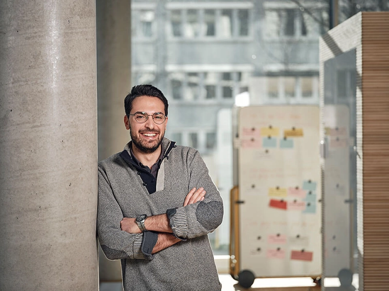 Giuseppe, Mitarbeiter JobRad Leasing schaut freundlich in die Kamera Giuseppe, Mitarbeiter JobRad Leasing schaut freundlich in die Kamera