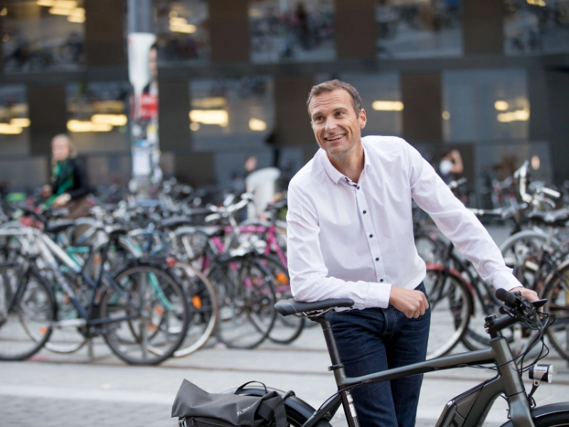 Arbeitgeber lehnt am Rad